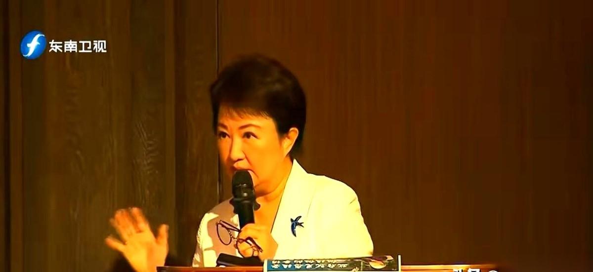 眼瞅着2028那把椅子，她还是没忍住，开口了。民调刚回了点血，就急吼吼地喊“轮