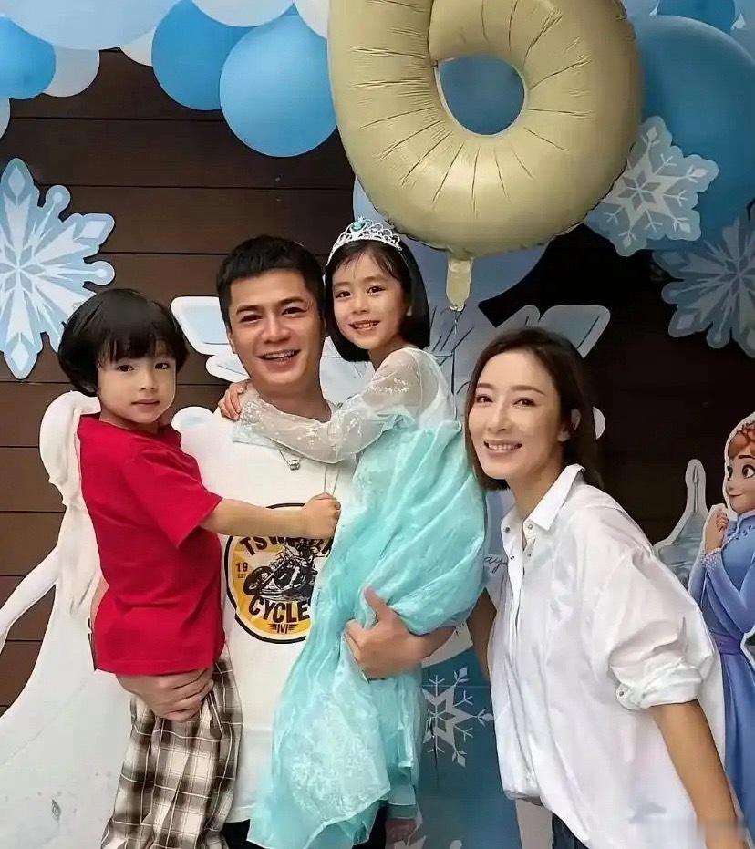 杨怡找了一个比她小的帅老公，他婚后也没什么绯闻，对她也挺好的，还生了两个漂亮的小