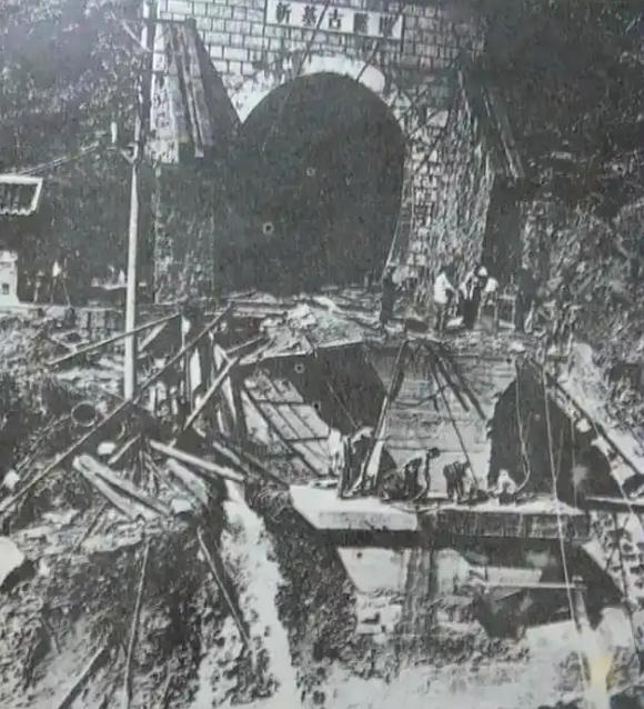 1981年，一趟列车在大渡河峡谷冲进了一座不存在的大桥，275个人转眼没了踪迹，