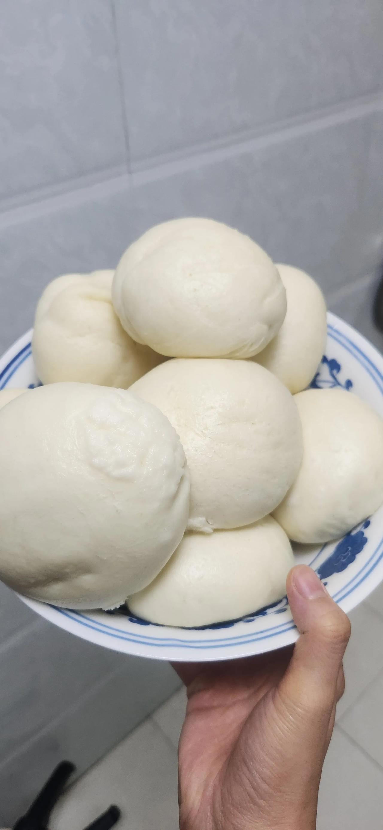 在家蒸馒头好简单啊!原料:面粉、酵母粉、白糖、猪油（也可以用自发粉）工具:小