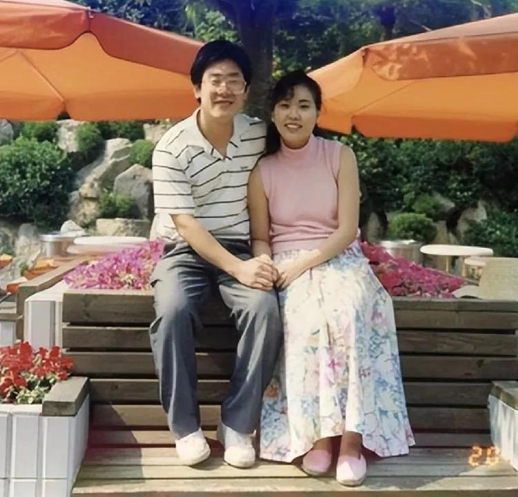 年轻时的金惠景看起来是位不事张扬的女子。她比出身贫困的李在明小两岁，家里条件很