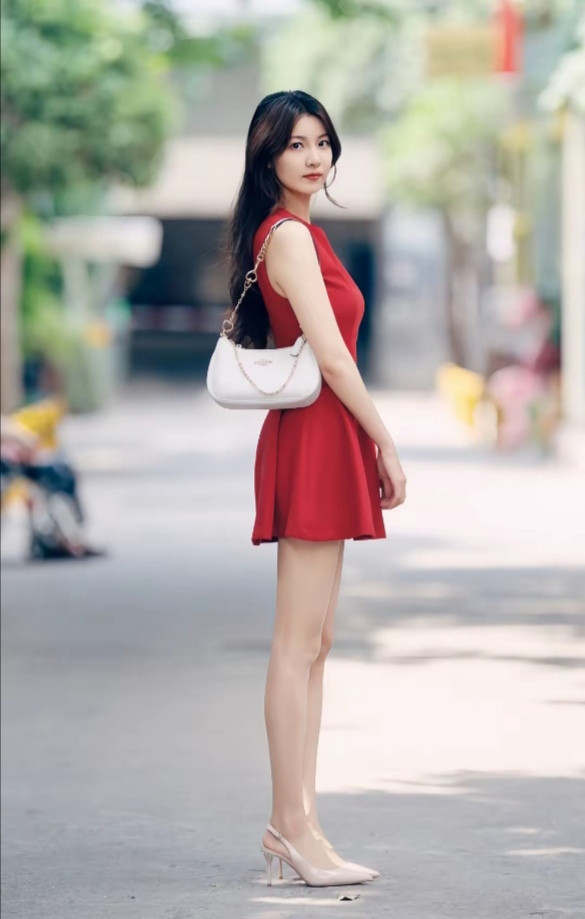 老街新颜，红裙少女
