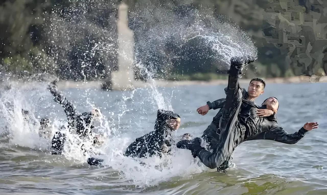 #武警特种兵#热血燃情！武警广西海训现场超震撼近日，武警广西总队防城港支队的