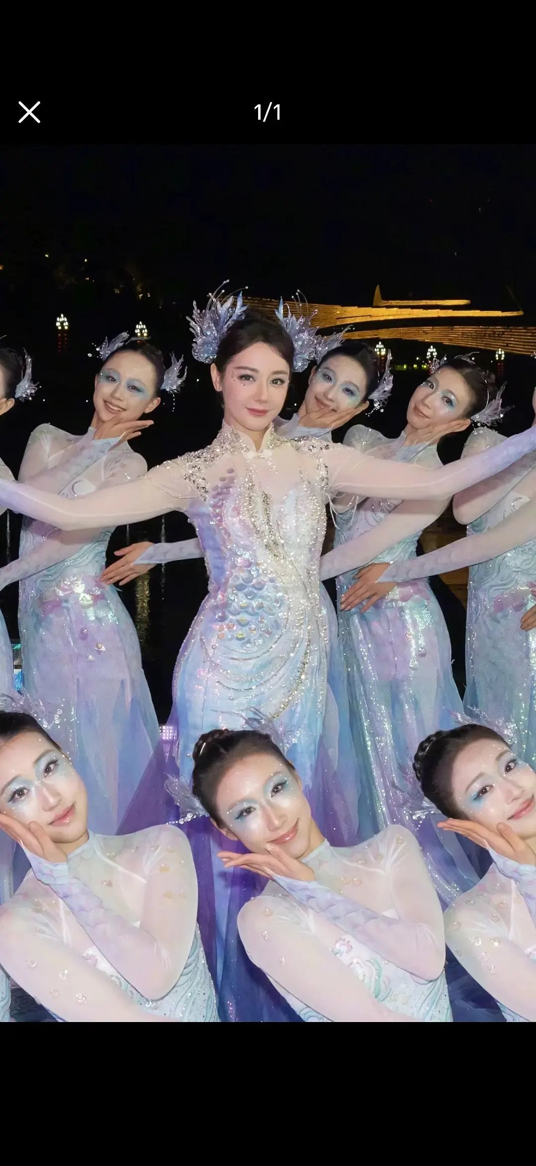 这妆容好筹，感觉迪丽热巴被一群素人艳压了。。