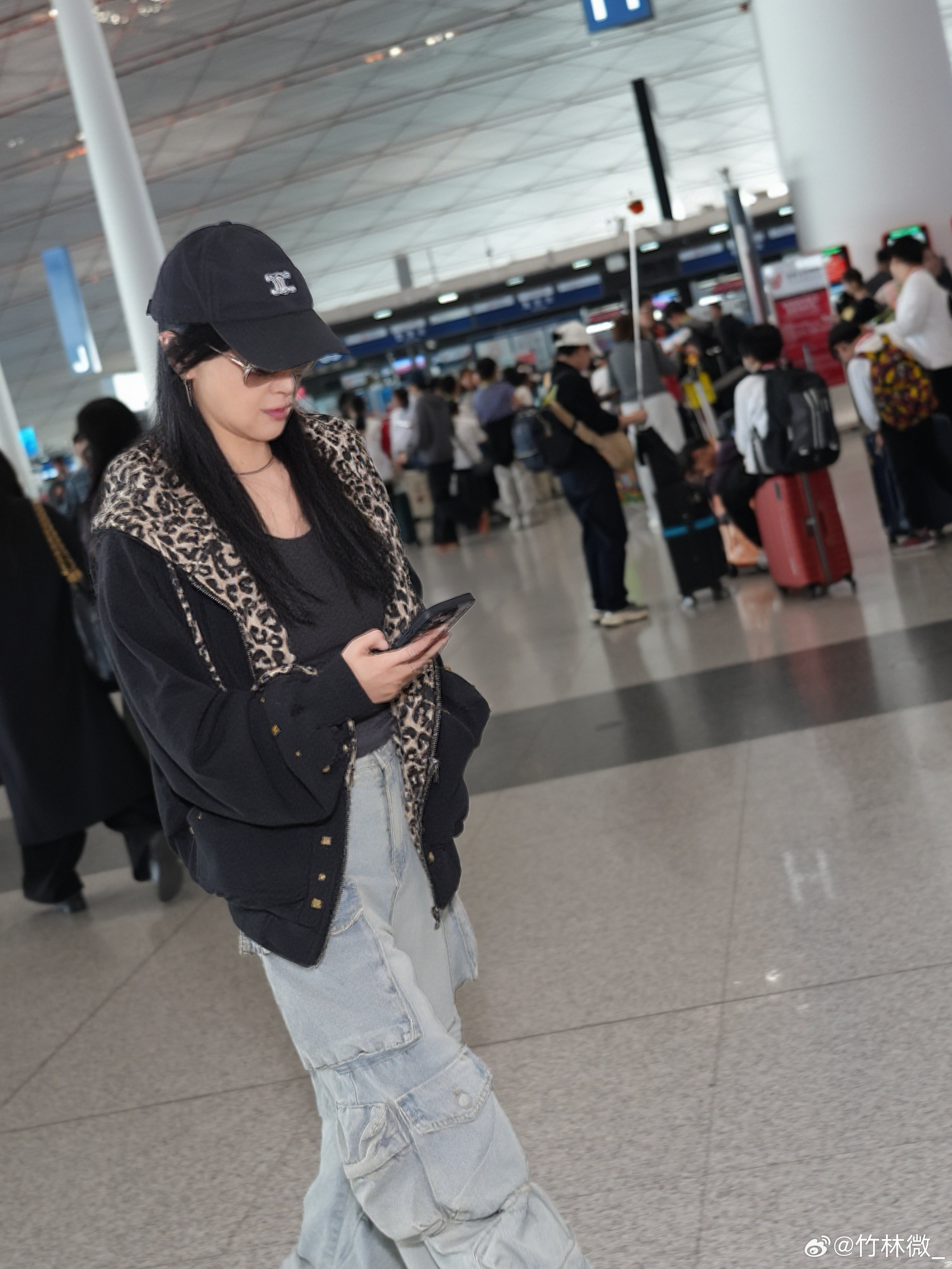 赵子琪出发浪姐机场路透赵子琪出发录制浪姐7赵子琪去录浪姐7啦！黑色卫衣又飒又松弛