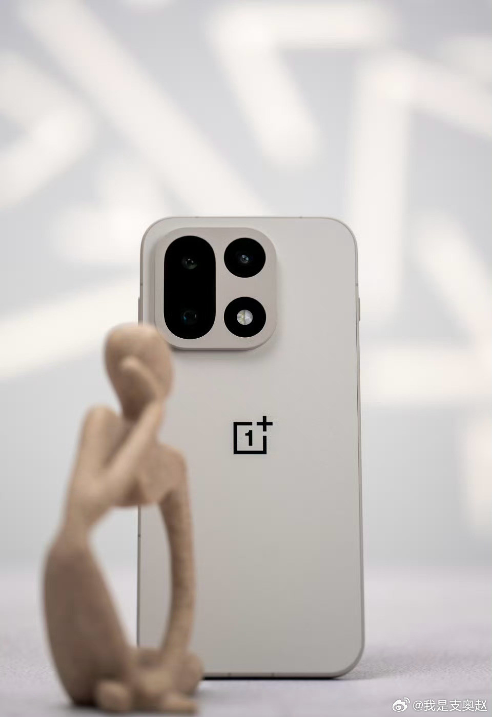 一加15一定要冲原色沙丘，手感真的很棒，配色也高级，这么说吧，我从来没在其他