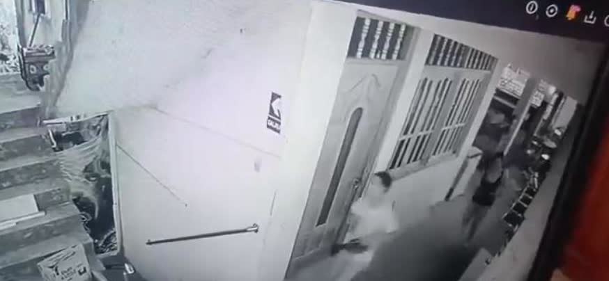 太悲剧了！秘鲁一名21岁的女子在台球馆上班时，与过来探班的27岁男友闹矛盾。男友