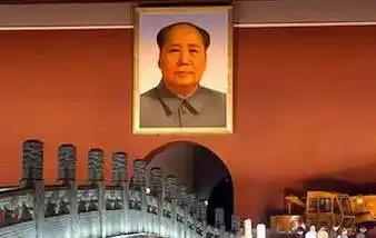 毛主席晚年路过天安门，望着自己的画像，叹气道：我真是太可怜了。在伟人晚年