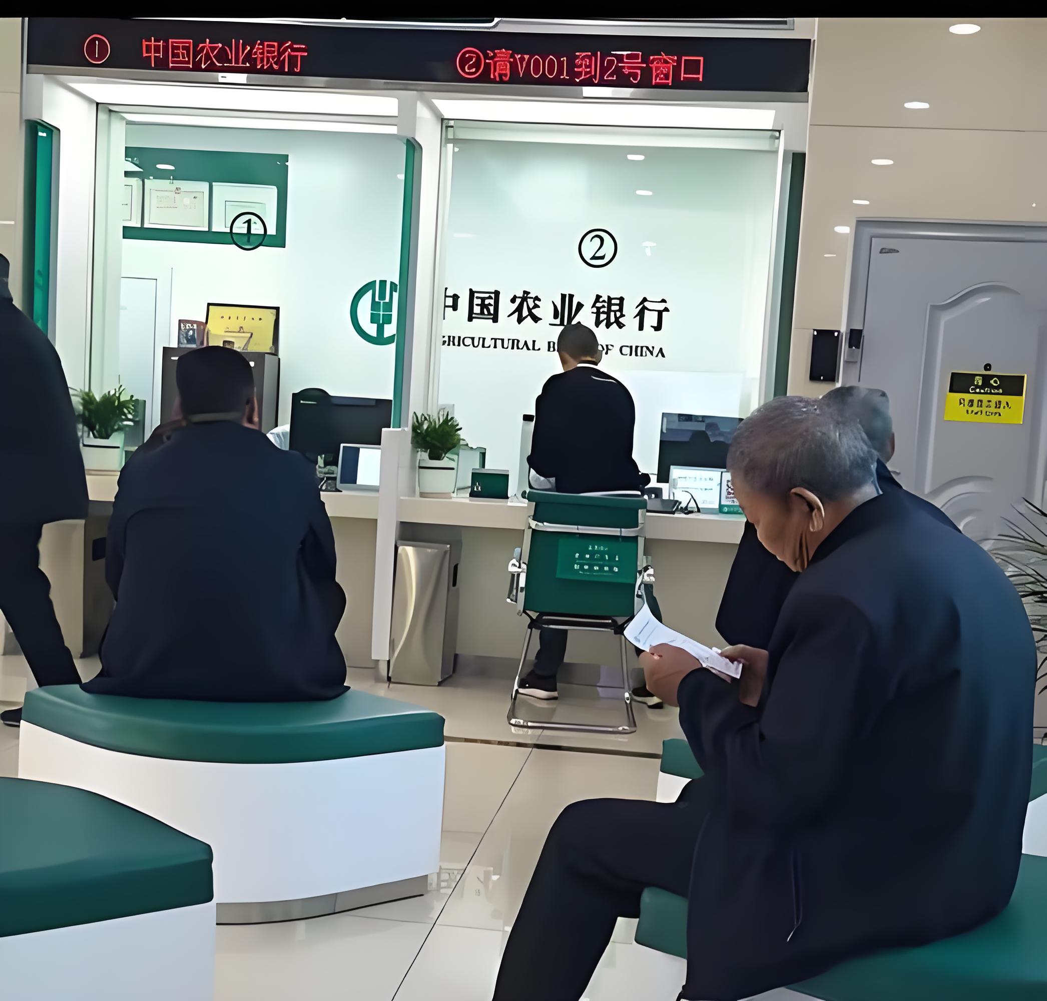 来算一笔账，如果我们不交社保，选择自己攒养老钱，每个月攒个1000块，一年就能存