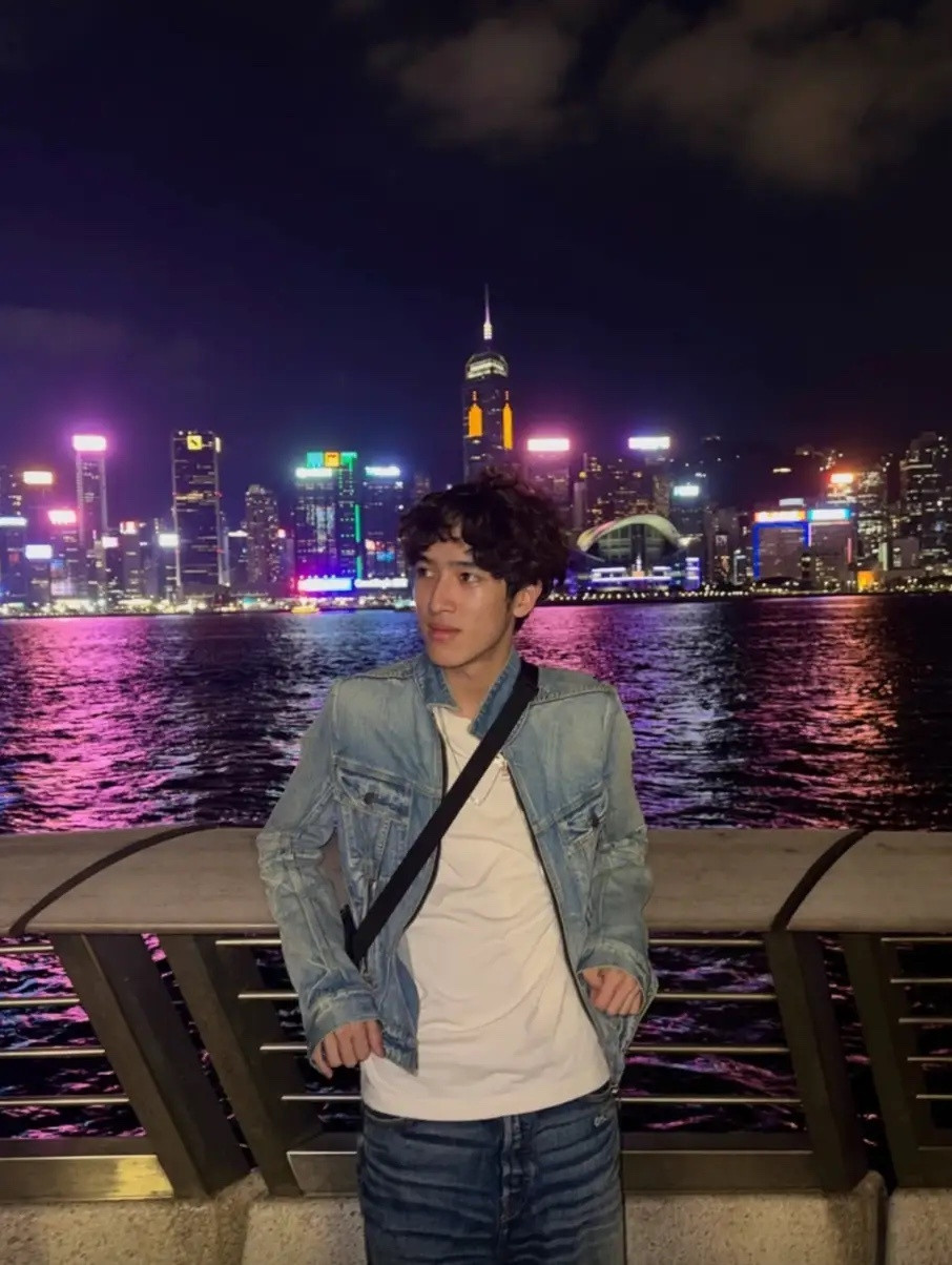 李克勤19岁长子回香港过暑假，一头卷发轮廓分明，长相越发像父亲
