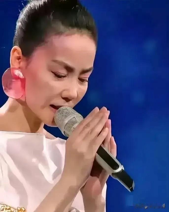 张柏芝庭审大哭全网都在心疼时我却想起了，王菲去年在春晚流泪的场景，背后的