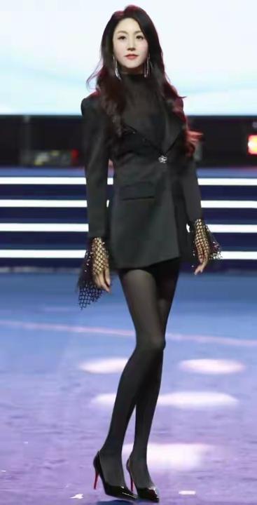 黑衣美人步履生辉，似有仙风道骨。女性怎样有气质有哪些适合熟女的高级感穿搭方式