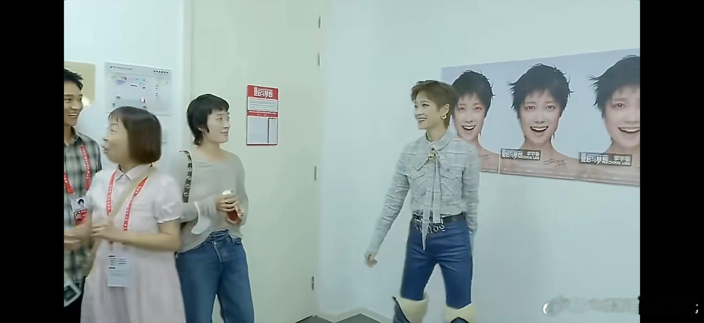 #李宇春叶一茜黄雅莉合照#李宇春开唱老友齐聚，叶一茜黄雅莉现身现场，三人亲密同框，这波专属05年夏天
