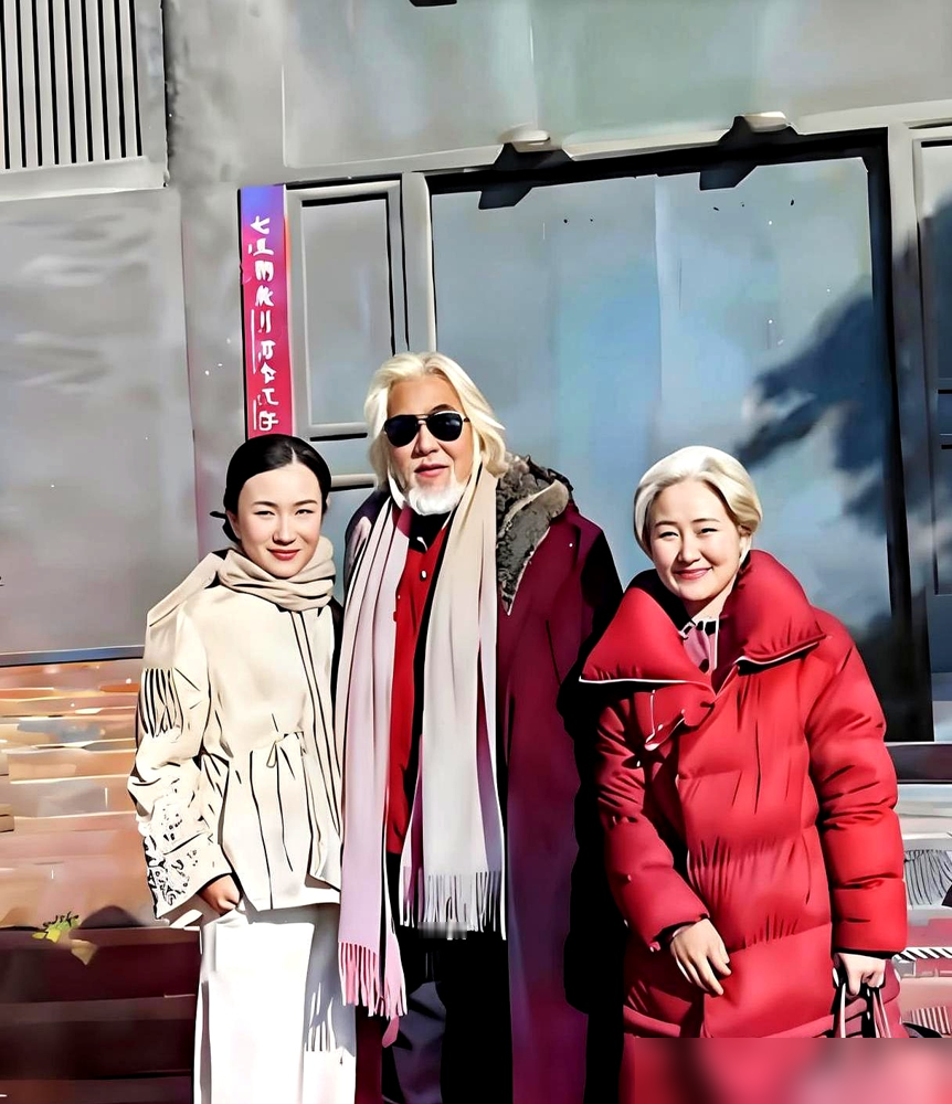 75岁女婿，63岁丈母娘，这声妈叫得出口，日子就能过得下去。张纪中被拍到跟岳母同框，白发苍苍站在中间