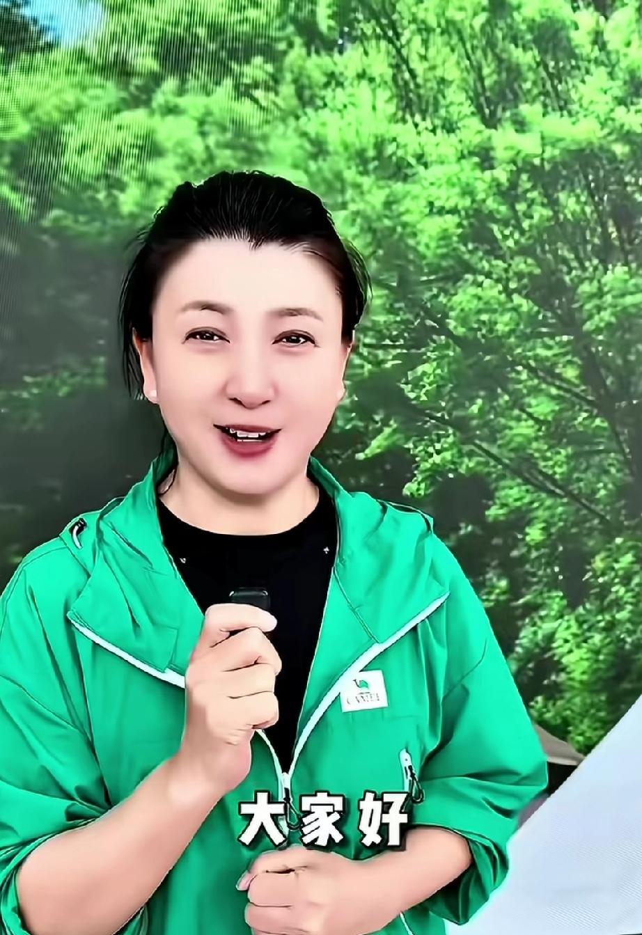 闫学晶刚在三亚教完人“别内耗”，转头就在直播间和网友杠上了。视频里她穿着鲜绿外