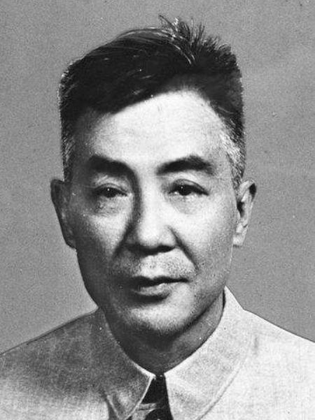 1957年8月中旬的一天，周扬对前来参加作协党组扩大会的冯雪峰说：“叫你来，就是