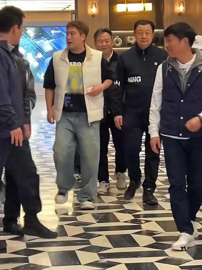 这是谁啊，还以为大胖时髦起来了，染了黄色头发，真的好像，结果还真是，走路就是那样