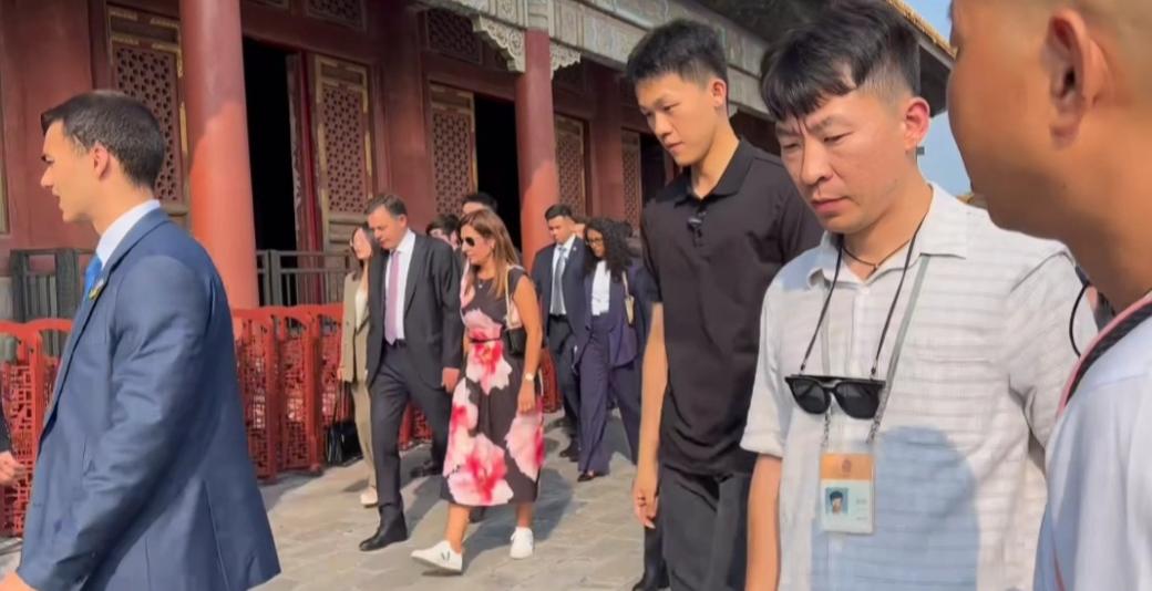 葡萄牙总理夫人逛完天坛又去故宫！她应该先去的是天坛，脚踩一双尖头细跟款高跟鞋，搭