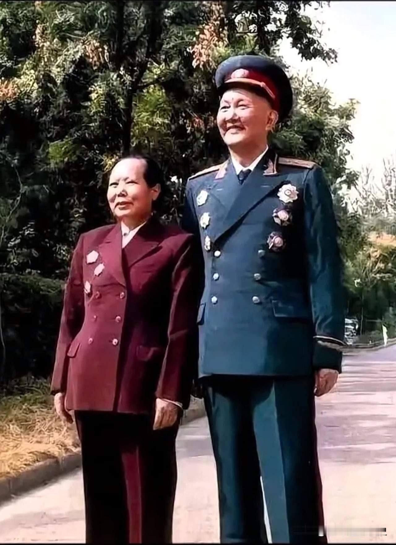 这是开国上将洪学智与夫人张文的珍贵合影。身着55式军装的洪学智上将胸前勋章熠熠