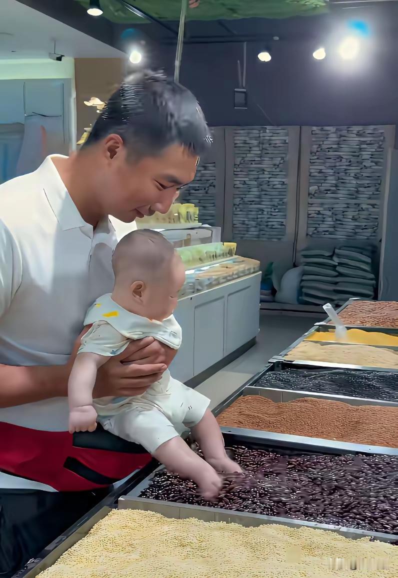 宝妈只觉得好玩儿！不然怎么也不会暴露这种事啊！孩子还小，感觉做什么都可爱！但是在
