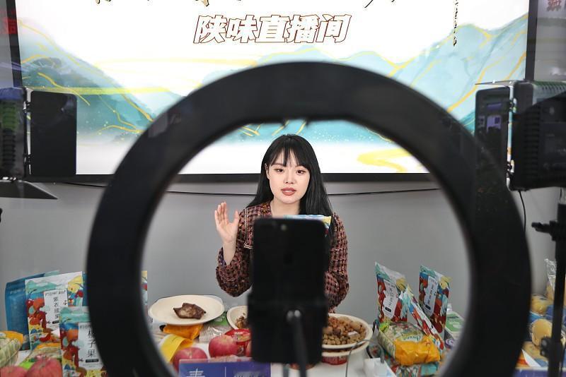 董宇辉有可能打破记录，成为平台自成立以来，第一个被真正扶持为永红的主播。董宇辉