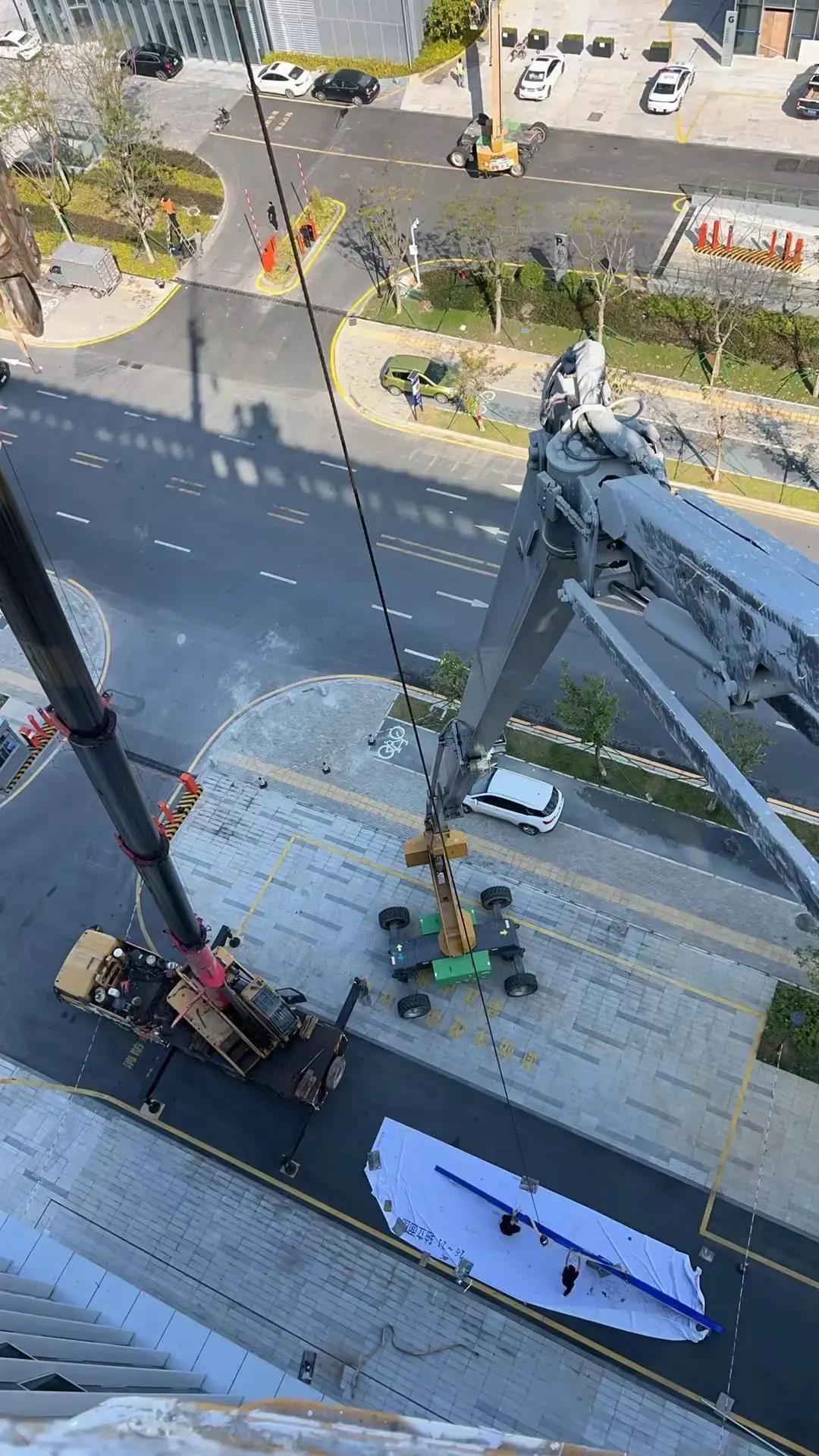 上海一老板砸了80万，刚装好的发光字，第二天就被强拆了。你以为在玻璃上钻孔