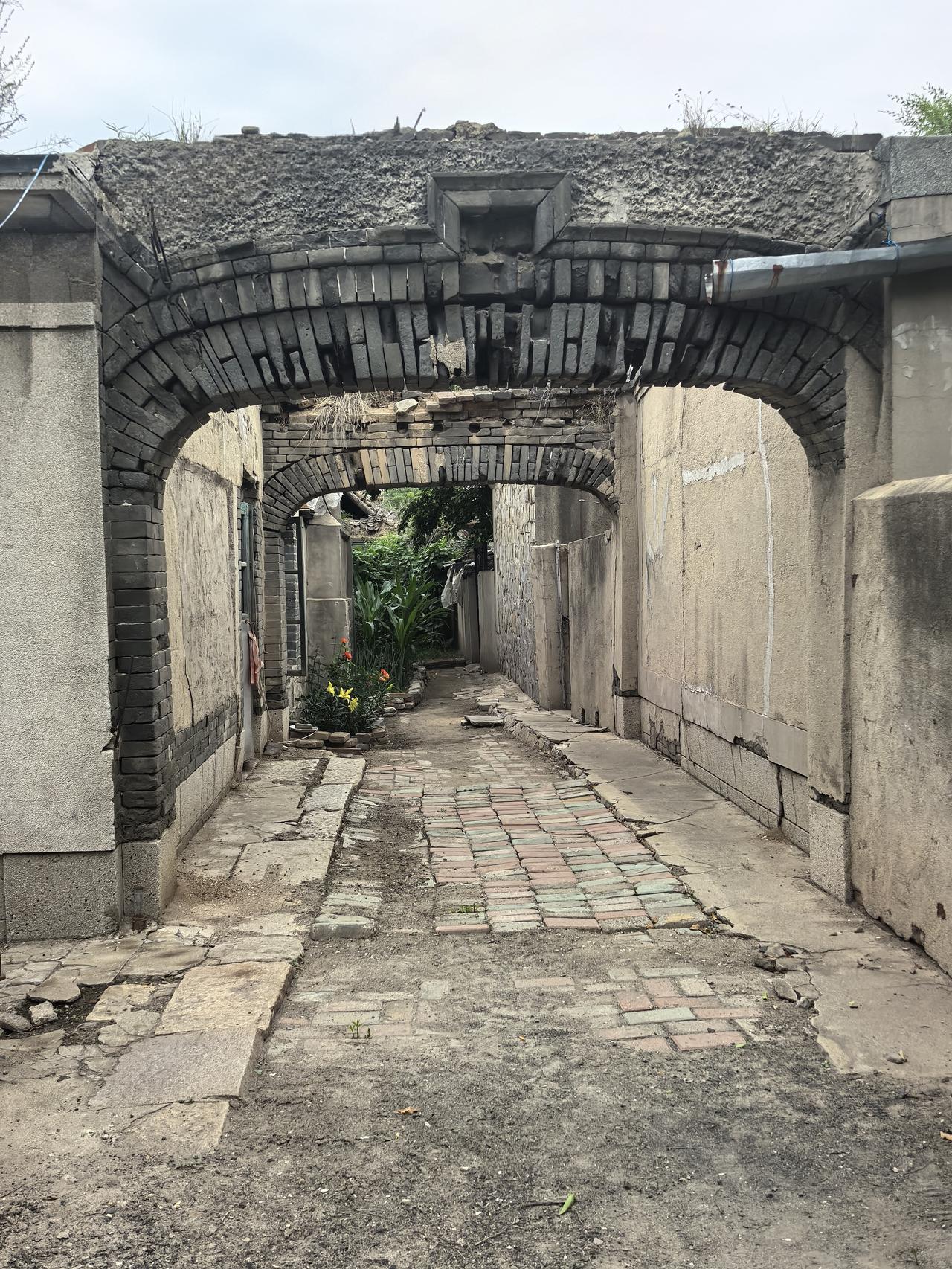 营口熊岳古城里的一处遗迹。南门老爷庙附近有这么一处拱券门，典型的明清民国青砖门洞