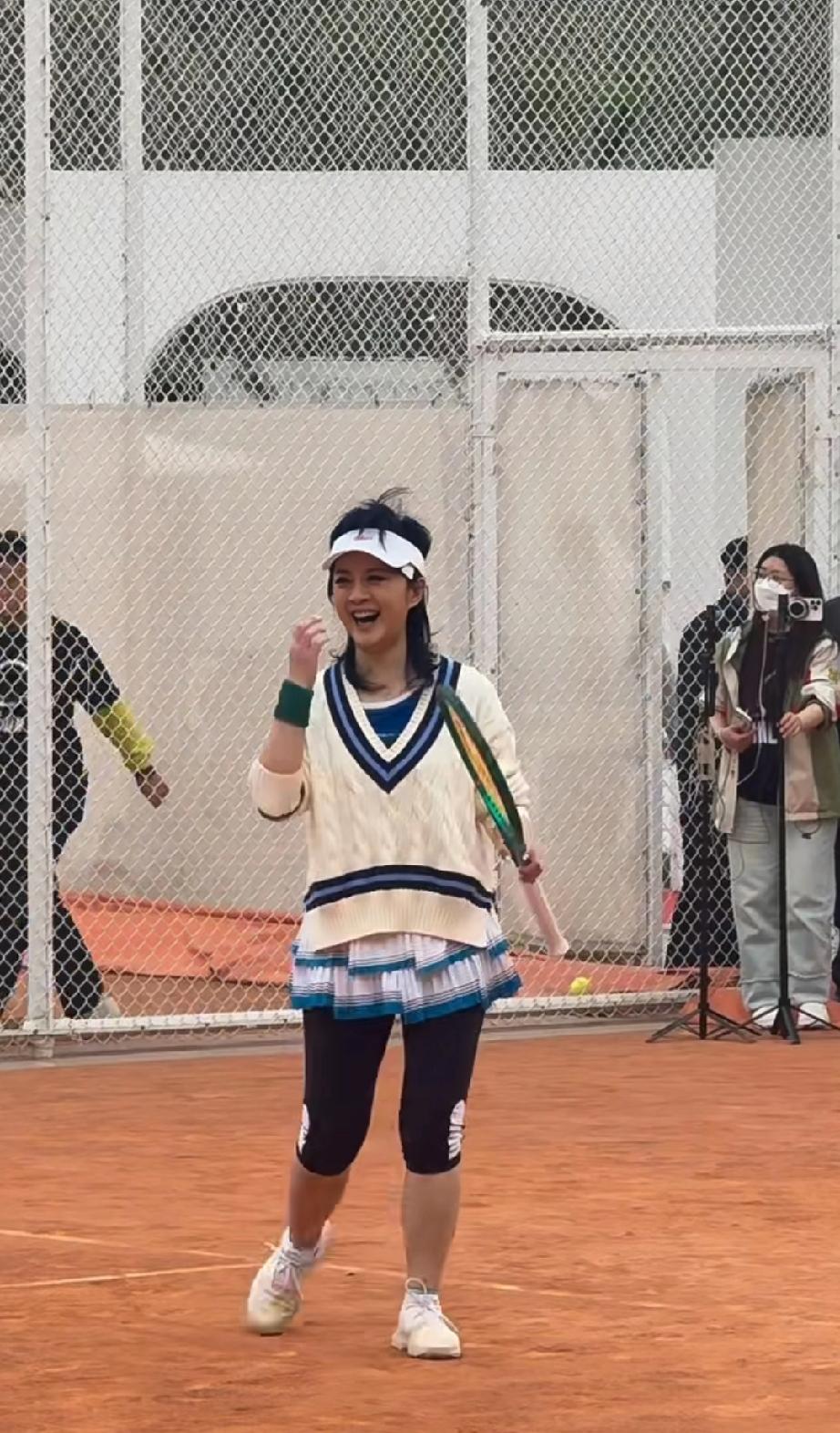 57岁的许戈辉参加了瞿颖举办的网球比赛，上半身穿针织毛衣，下半身穿紧身七分裤，以