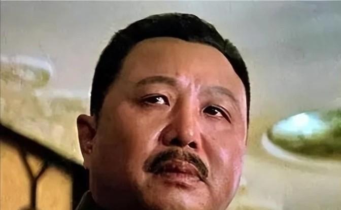 1949年1月，卫立煌被软禁在南京，黄埔军校校长关麟征前来看望，门口的宪兵不让进