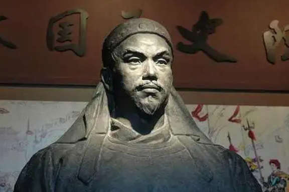 1855年北京西市刑场，几个太平天国勇将被押至此。两个刽子手正在准备行刑的刑具，