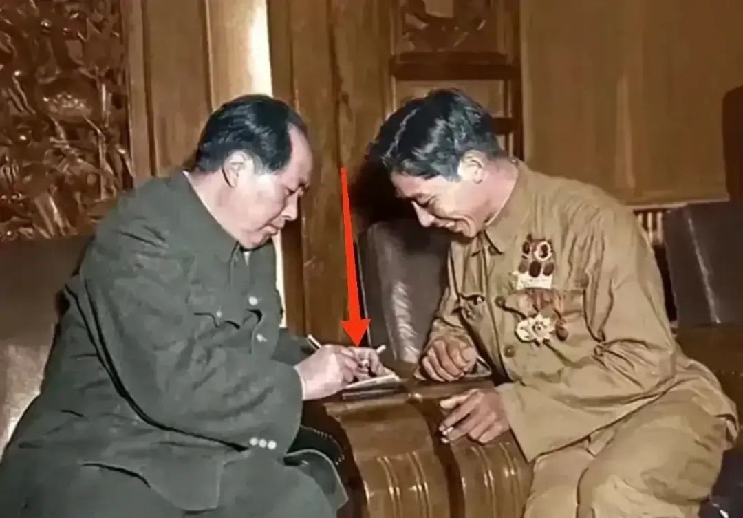 烟头朝向自己，毛主席这个细节现在才发现