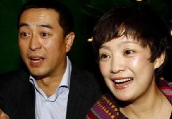 当年，39岁的张嘉译凭借《蜗居》大火后，给娇妻王海燕买了车子和房子。他的前妻杜珺