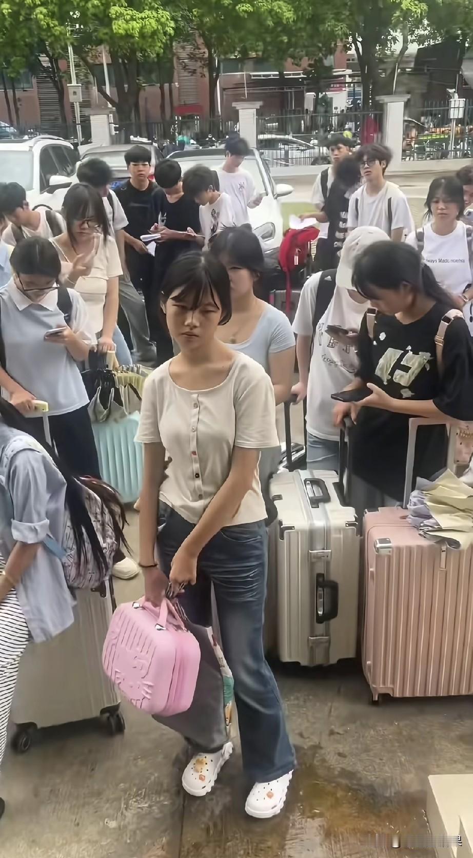 现在的年轻人以为在外面打工好，可以赚钱，自己自由花，所以早早就出了社会。实际现