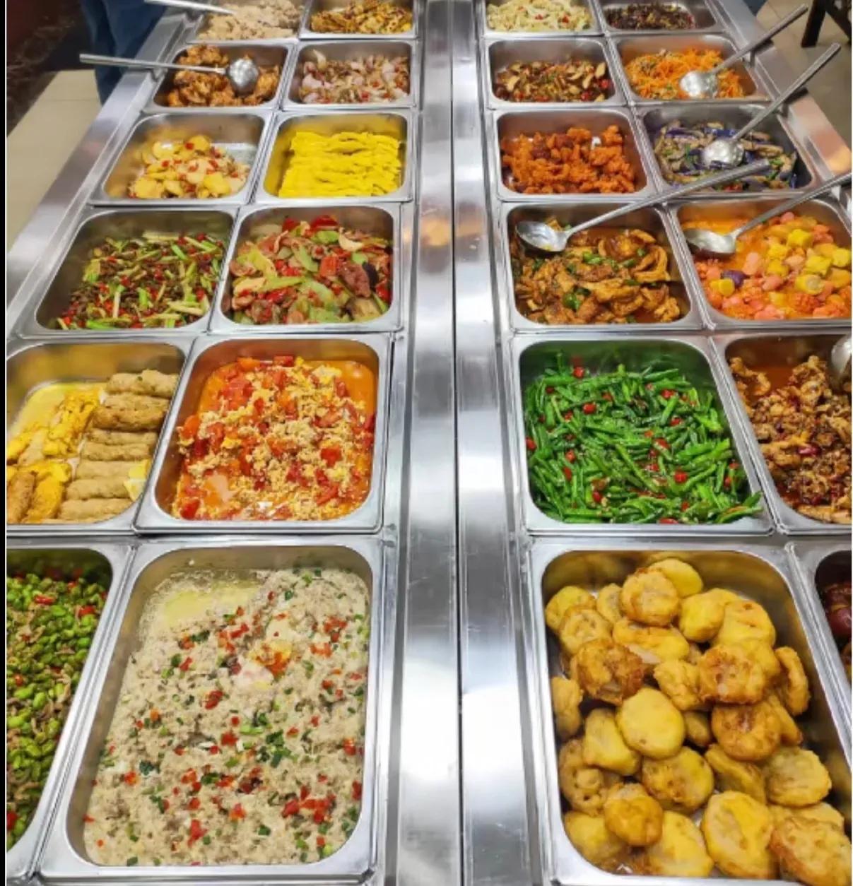 我家小区门口开了个社区食堂，每天两顿。都可以续饭菜，管饱不浪费早上：鸡蛋，豆浆
