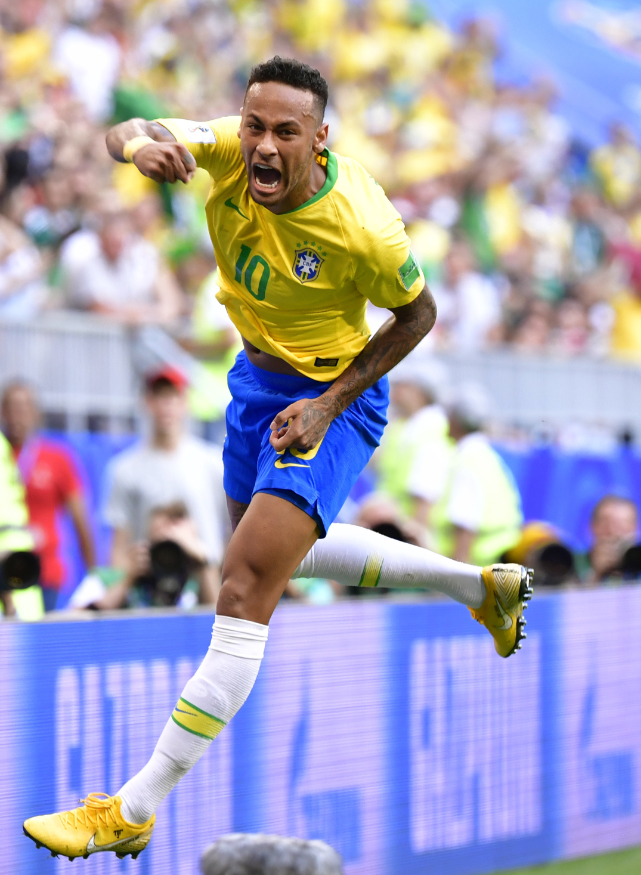 有球迷认为就算是内马尔只能踢45分钟，巴西队应该召内马尔！毕竟现在的巴西队没有一