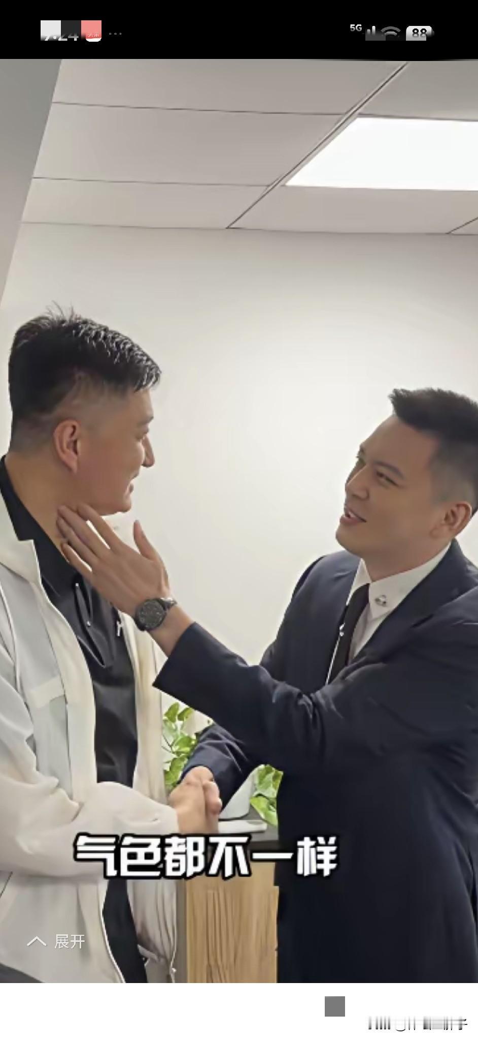 杜峰还是依旧那样挺有意思的，开幕式解说嘉宾一座，含沙射影，推卸责任，指三说四，完