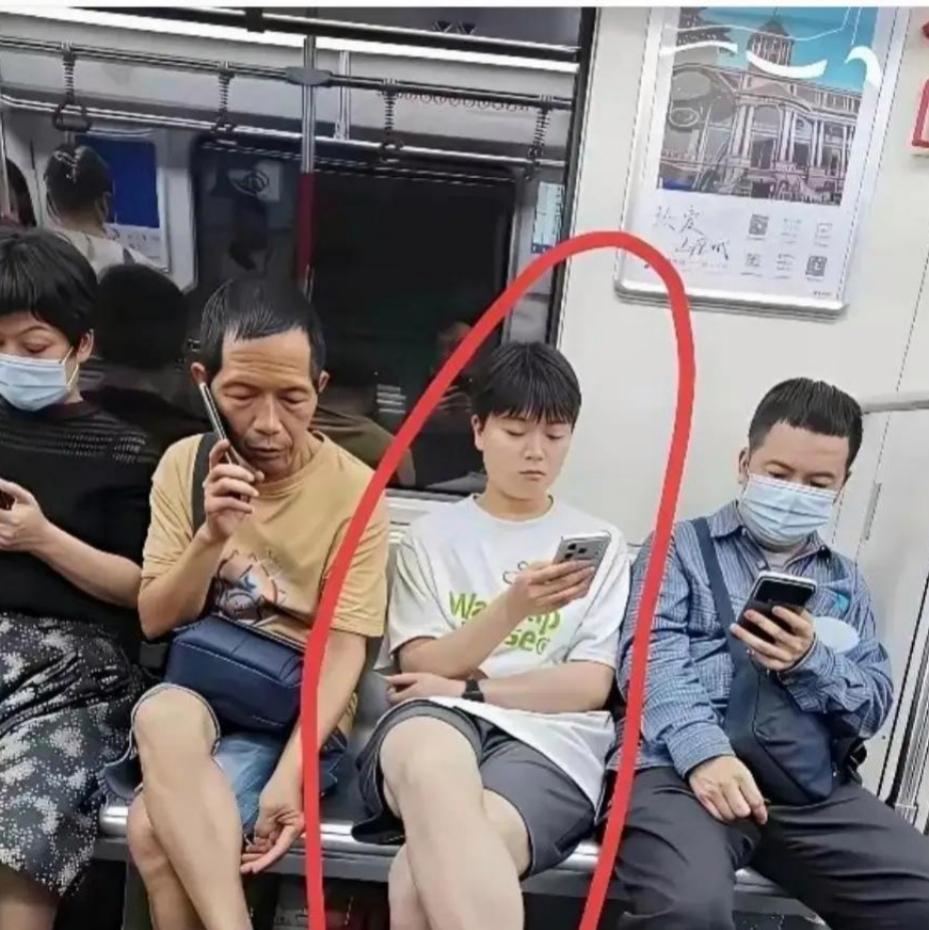 地铁偶遇一位路人，看了十几分钟，愣是分不清男女！利落短发搭配简单白T短裤，