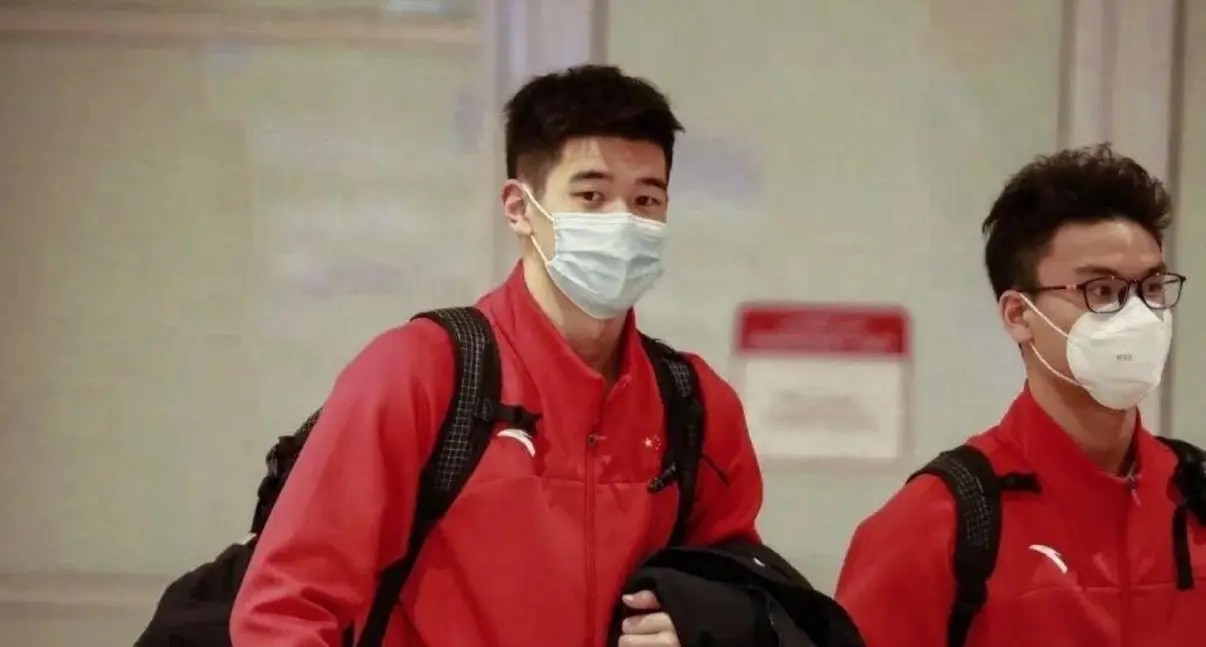 潘展乐和张展硕这次回家，阵仗真不小。两人手里拎的，身上背的，满满当当。眼尖的网友一眼就认出，那几个红