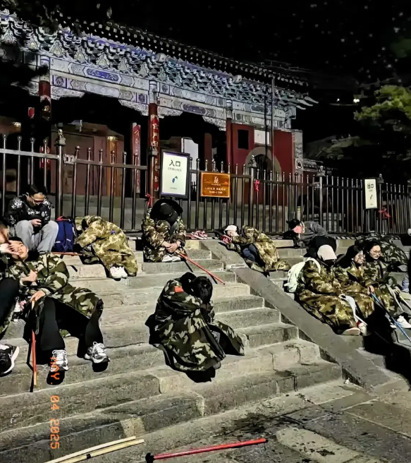 刚从泰山下来，花了1500大洋，终于明白了5件事： 1.一定要背水，不然半