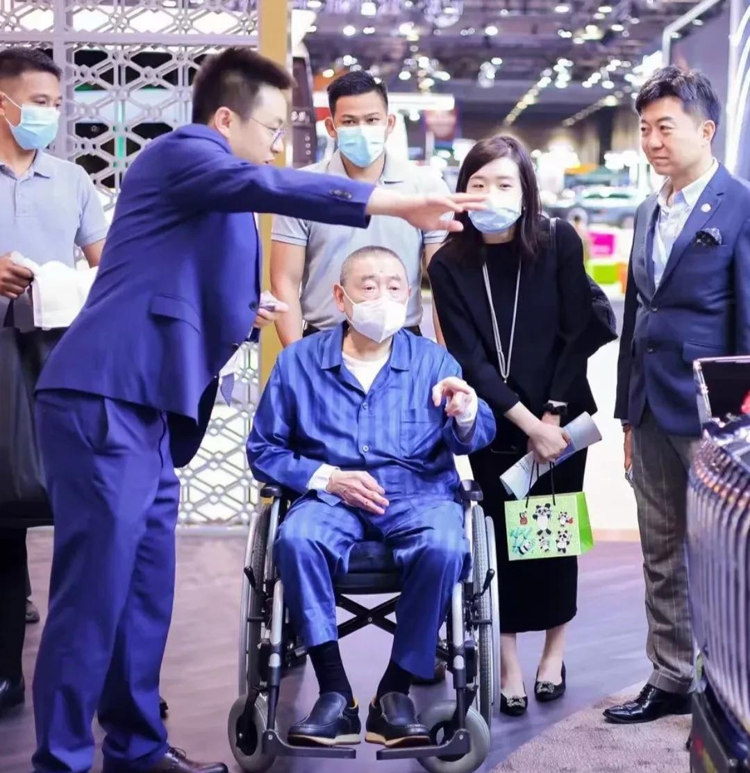 你看他，现在多有钱都买不来健康了。有什么因就有什么果，年轻时掏空了身体，年老就来
