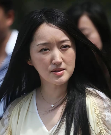 她的身材发福老态明显，轮廓看着像大妈，终究是岁月不饶人啊。不过整体气质非常好，她