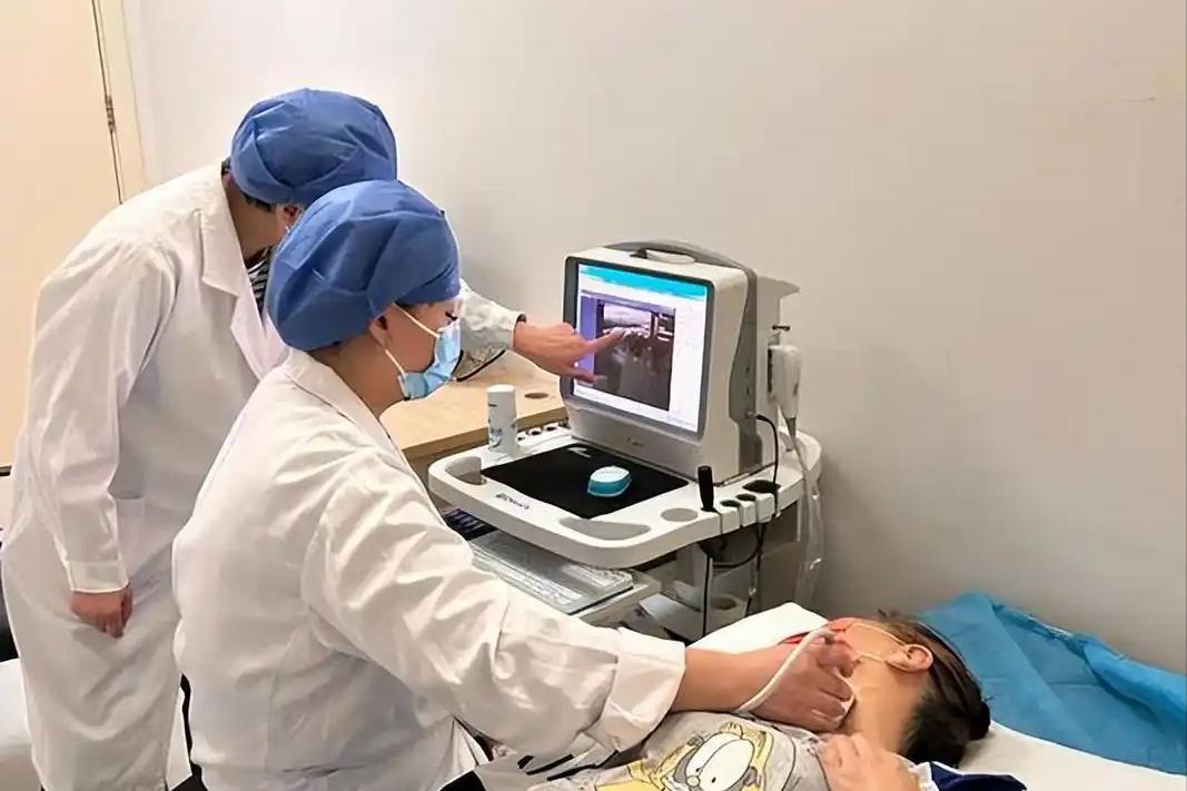 多名医生呼吁：一旦查出颈动脉斑块，这3事就别再做了，当心脑梗找上门一听到“斑