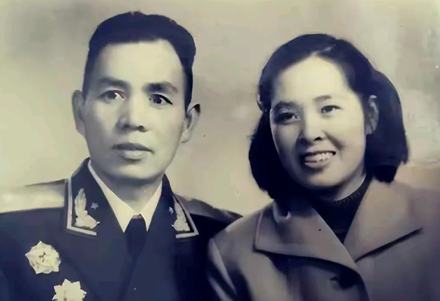 1982年8月，丁盛携妻子从江西南昌乘火车去北京申诉。申诉什么呢？丁盛曾经是开国
