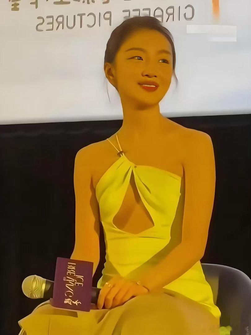 很佩服周冬雨的服装设计师，太懂拿捏了，这件礼服真的把小心思拉满！这身礼服处处都是