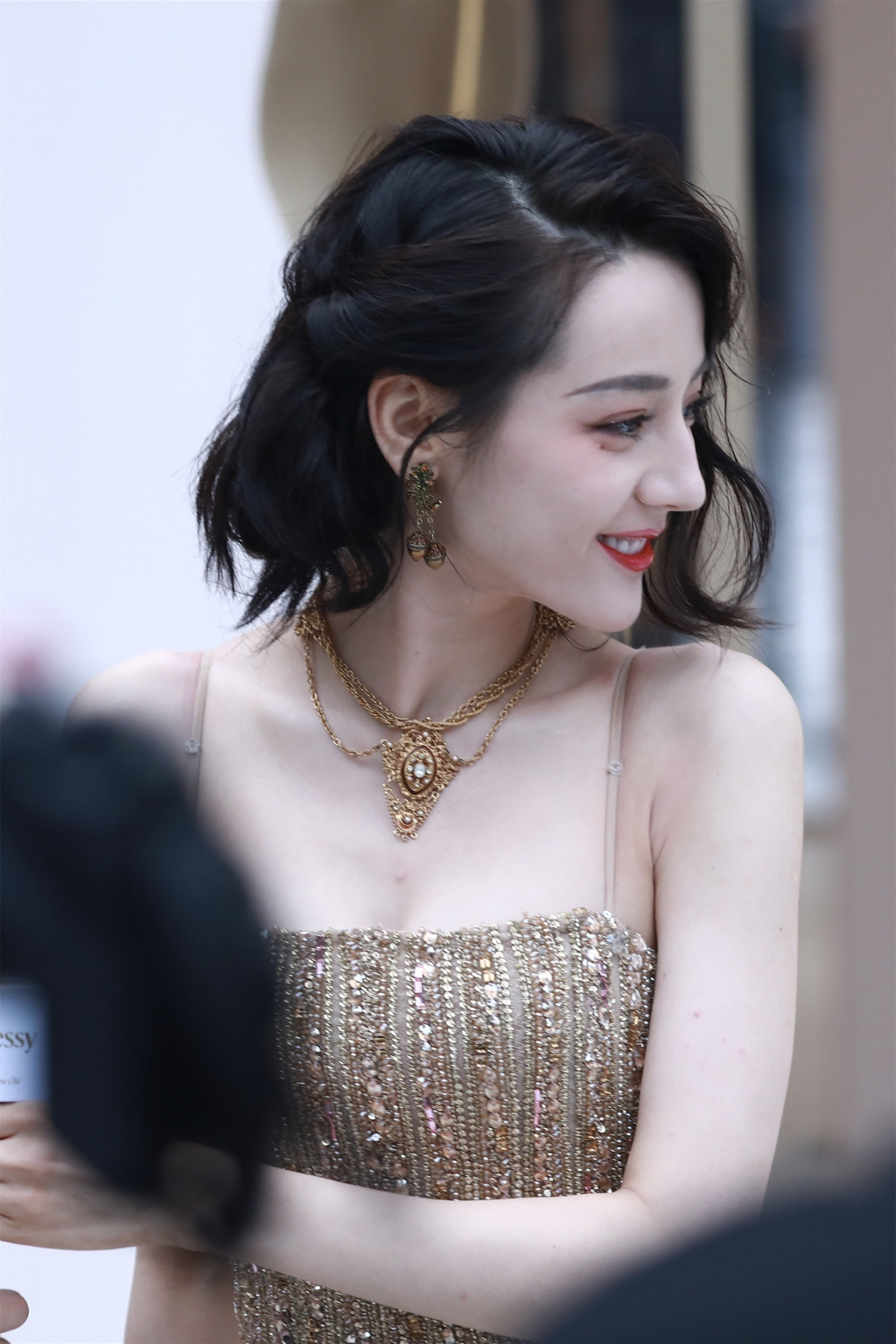 迪丽热巴，短发金色吊带裙，眼窝的美人痣真好看​​​