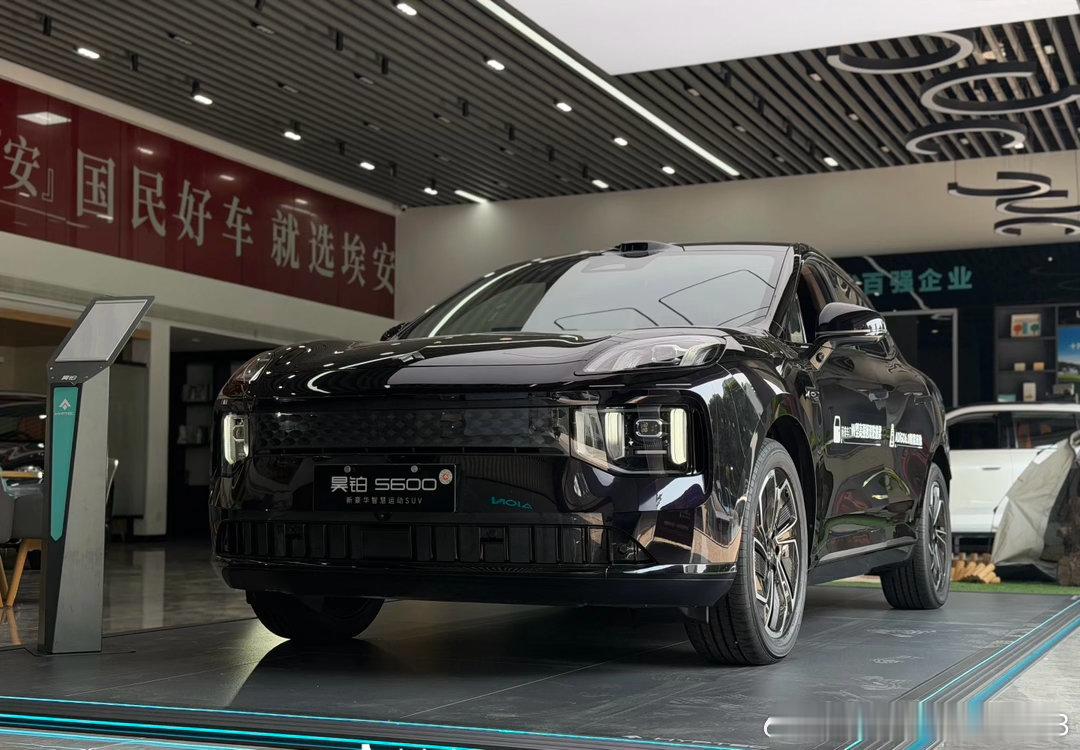 广汽昊铂S600：昊车好生活昨天路过广汽昊铂4S店，顺路去看了看展车，其中一款SUV让我不由自主的停