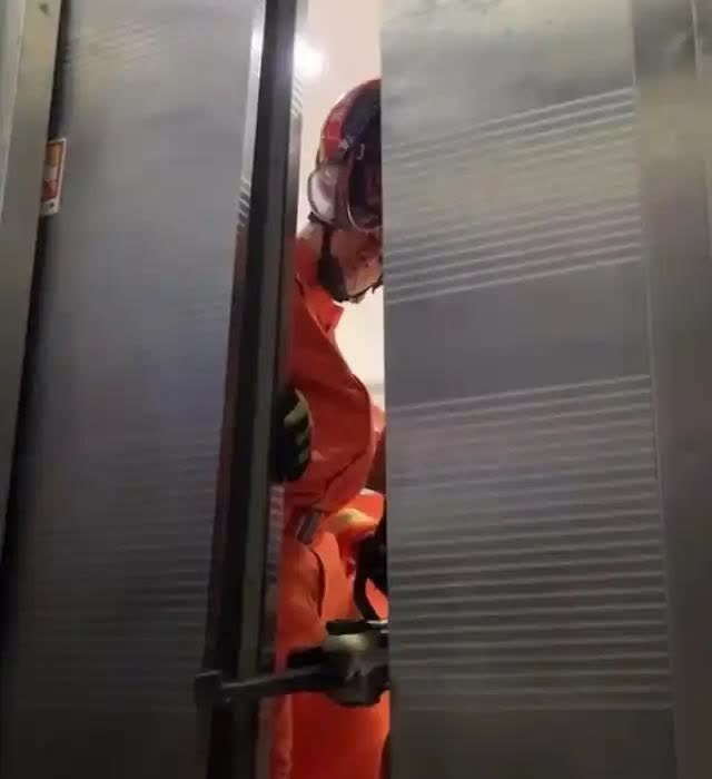 “男人的第六感”女子被困自家别墅电梯1天1夜，快递小哥，打电话没人接，隐约觉得不