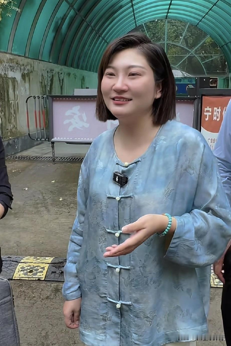王暖暖这波操作，简直是得了便宜还卖乖。她让网友别揣测，当初没签合同时她的账号