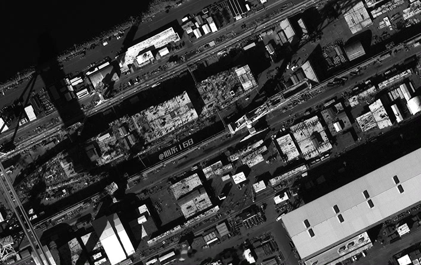 1月22日的CVN-80企业号航母在船坞内建造卫星图其入坞搭载已近4年，原计划
