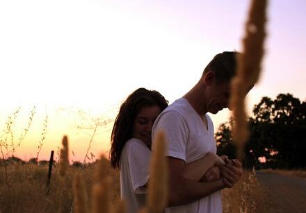 喝醉后，我错把女同事当成老婆，第二天她在办公桌下偷偷踢了我一脚。这一幕，或许很多